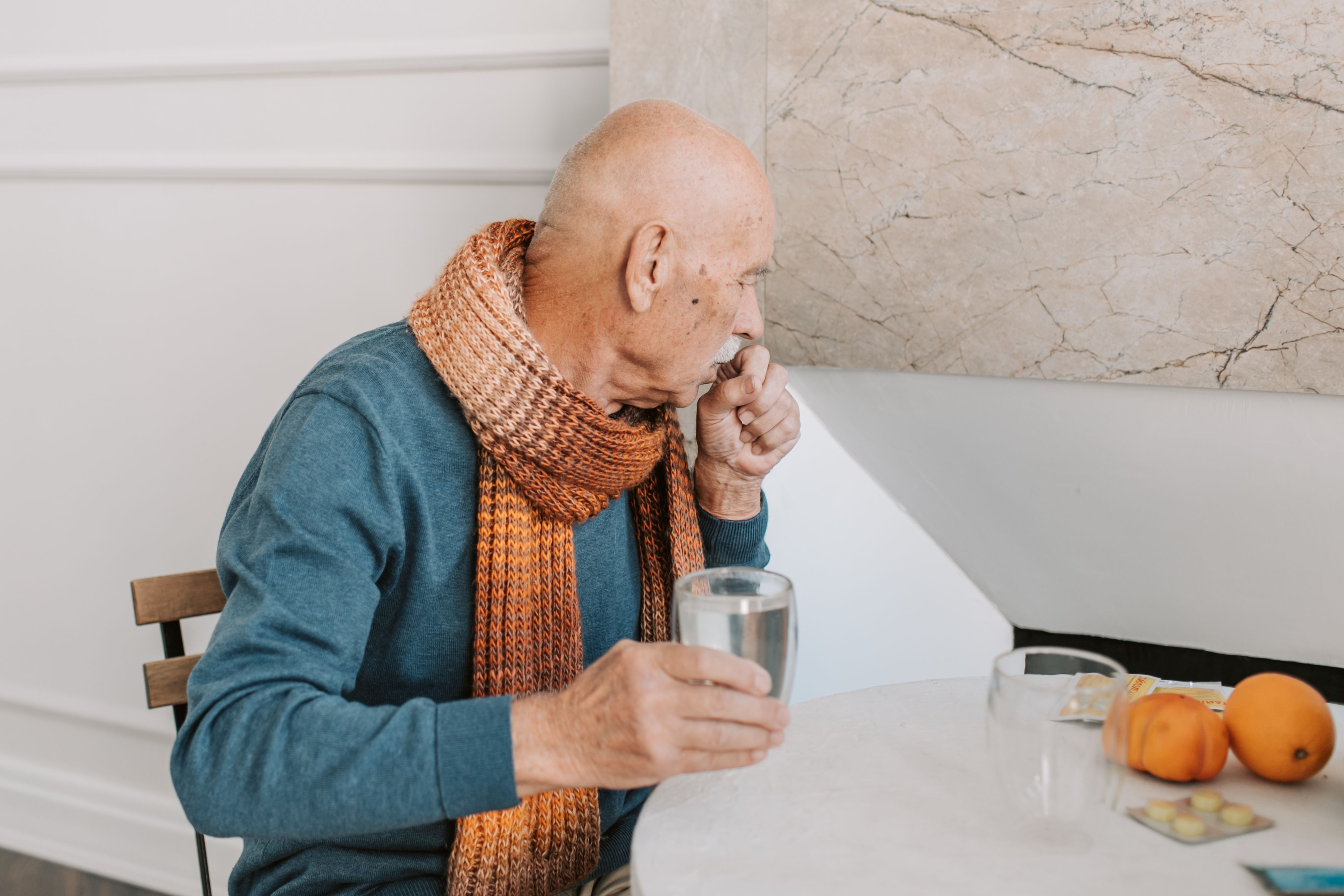 Męczący problem u seniorów. Domowe sposoby na suchy kaszel, które przynoszą ulgę