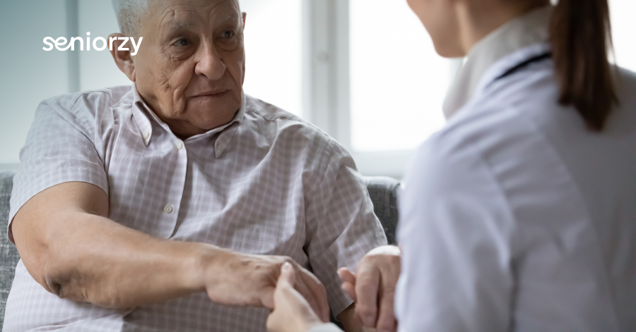 Czujesz drżenie rąk? To nie zawsze starość: możliwe przyczyny