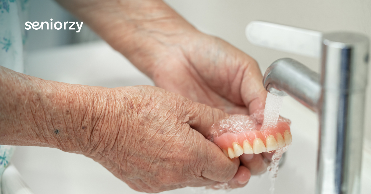 Jak dbać o protezy? Praktyczne zasady codziennej higieny dla seniorów